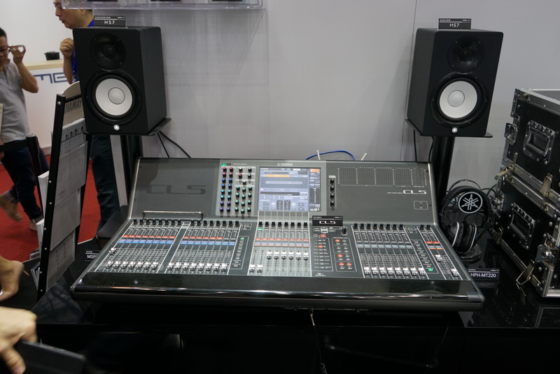 雅马哈 cl5 数字调音台(左) / &nbsp;观众体验雅马哈 cl 系列